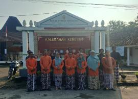 Pamong Kalurahan Kenakan Busana Kejawen Gagrak Ngayogyakarta pada Kamis Pon